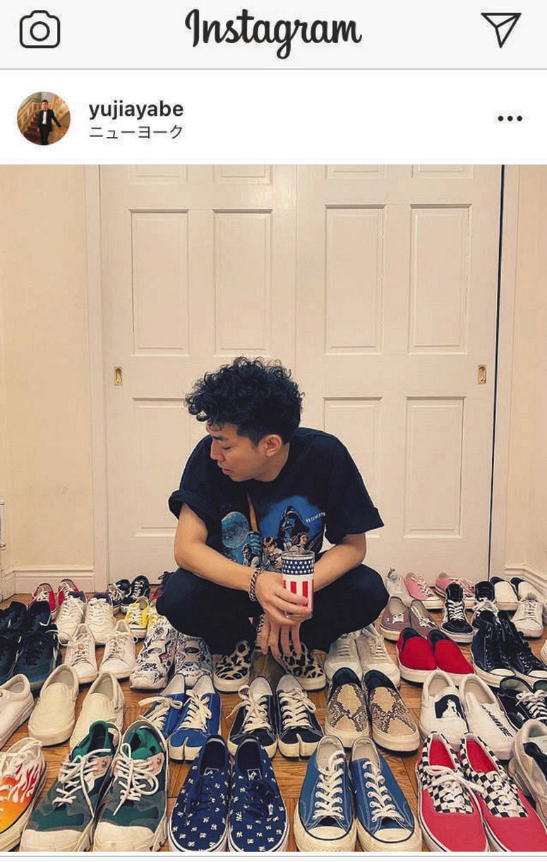 写真 真っ黒がカラフルに 綾部が公開したスニーカーコレクション 中日スポーツ 東京中日スポーツ