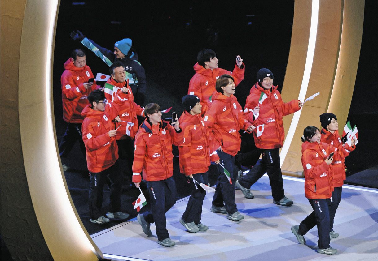 宇宙っぽい」「アンドロイドみたい」…五輪開会式、プラカード役の