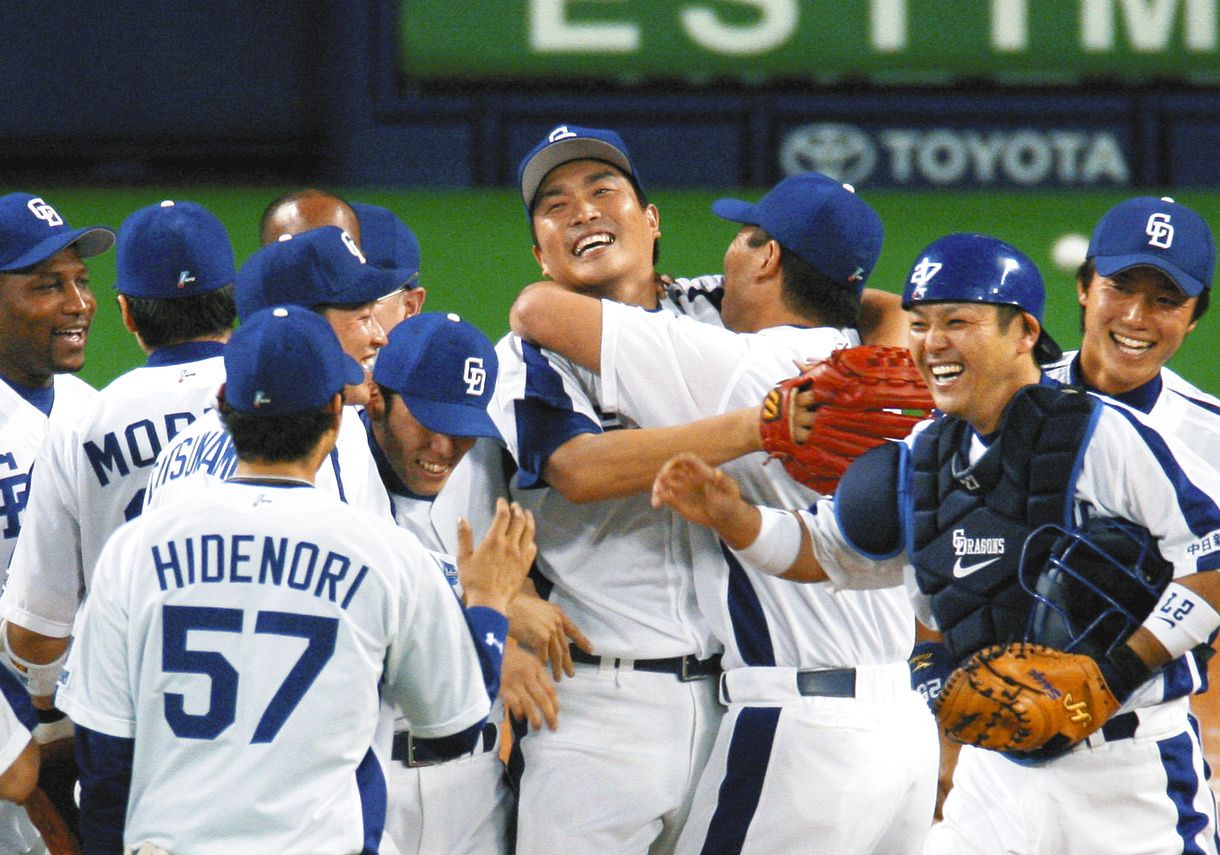 2006年9月16日、阪神戦でノーヒットノーランを達成し喜ぶ山本昌（中）＝ナゴヤドームで