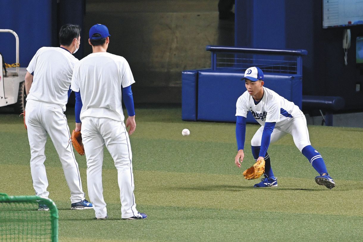 荒木内野守備走塁コーチ（左端）がトスしたボールをキャッチする中日・岡林（右）。中央は石川昂