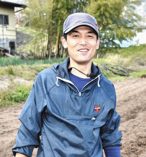 「農業を通じて子どもたちの居場所を作りたい」と語る佐藤さん=飯田市北方のはなぶさ村農園で