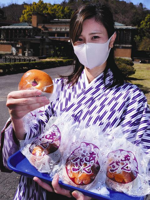 明治の味を再現した「文明開化のあんパン」をＰＲする園スタッフ＝犬山市内山の博物館明治村で 