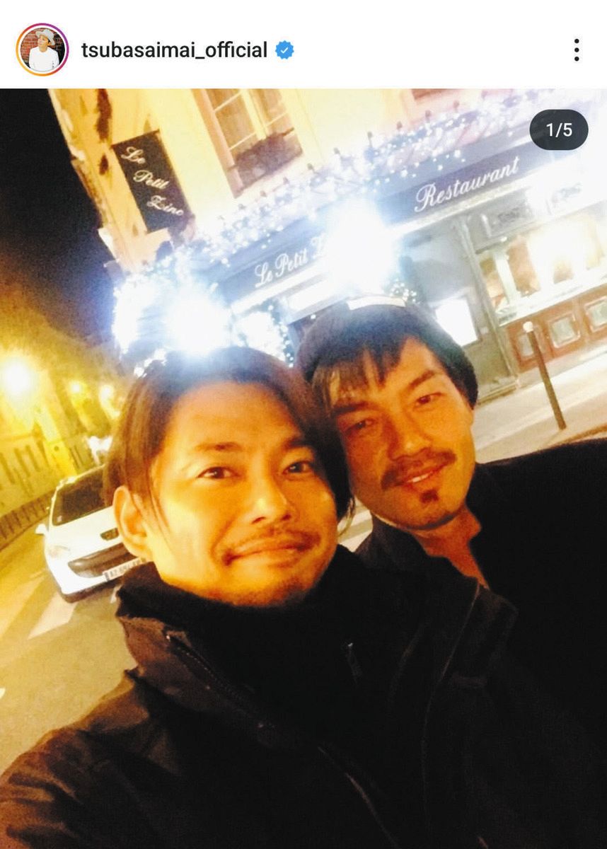 ◇今井翼、サッカー元日本代表と顔寄せ合うツーショット【写真】：中日