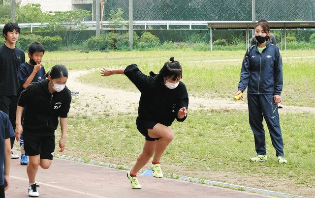 ロンドン五輪陸上女子リレー代表 市川選手に習った 山県の高富中で短距離走り方教室 中日新聞web ロンドン五輪陸上女子リレー代表 市川選手に習った 山県の高富中で短距離走り方教室 中日新聞web