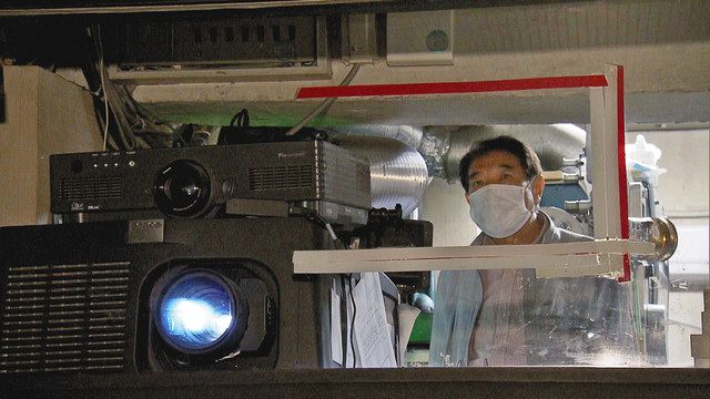 「コロナなんかぶっ飛ばせ」の一場面。映写室から劇場を見る木全純治支配人が映し出される