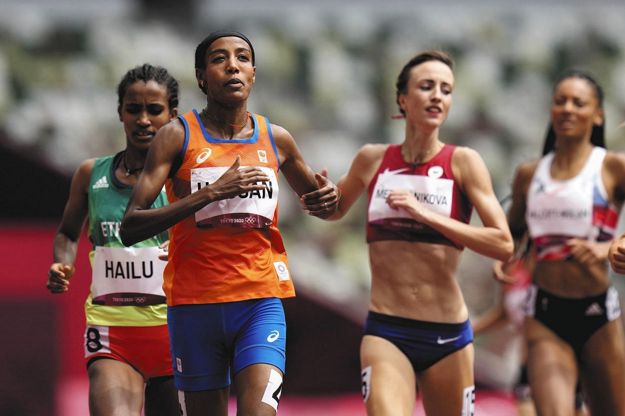 転倒しながら逆転の1着につんく も思わず すごっ 陸上女子1500メートル予選のオランダ選手が話題に 東京五輪陸上 中日スポーツ 東京中日スポーツ
