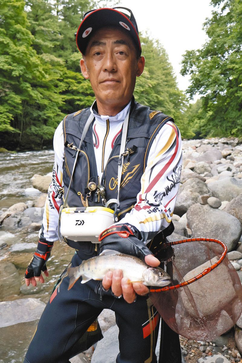 一色川で上げた幅広ヤマメ２６センチを手にする早川さん＝岐阜県高山市で
