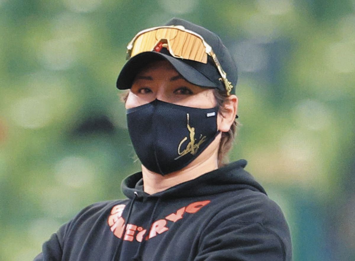 日本ハム・新庄監督、ロジンバッグ過剰使用で”もの申す”「手の甲に 