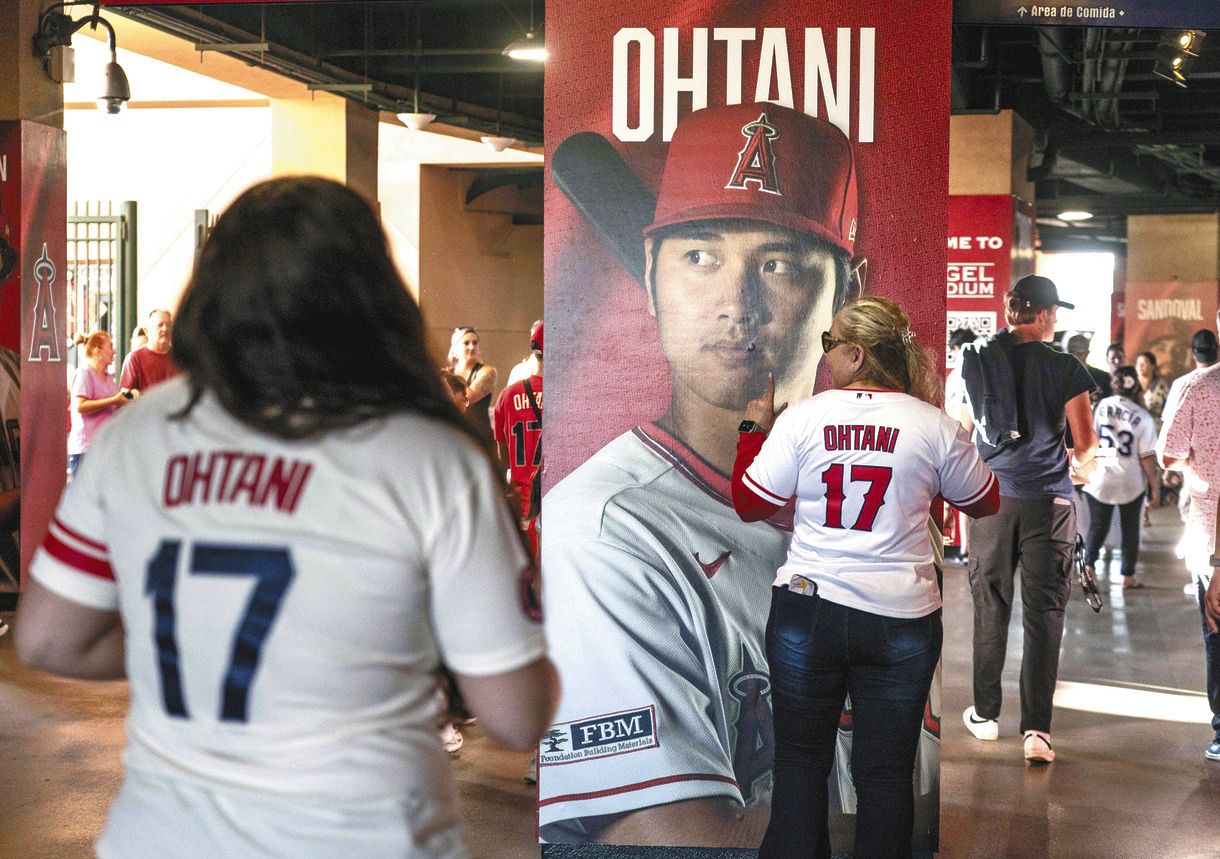 大谷翔平ユニ』売り上げ、メジャー全体で1位に 「OHTANI」ジャージー姿