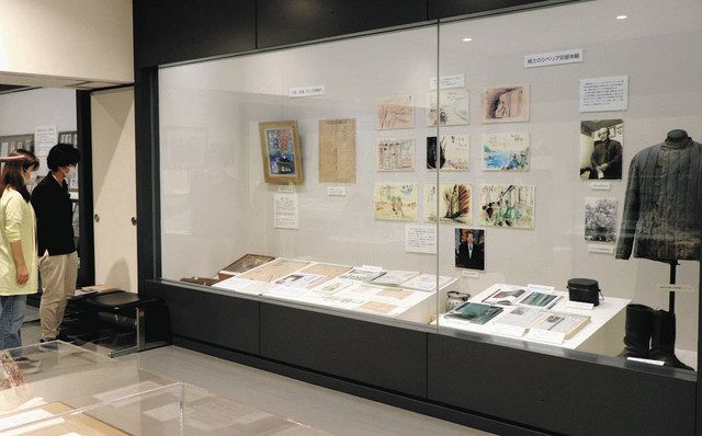 防寒着や戦争に関連する資料が並ぶ会場＝揖斐川町上南方の揖斐川歴史民俗資料館で