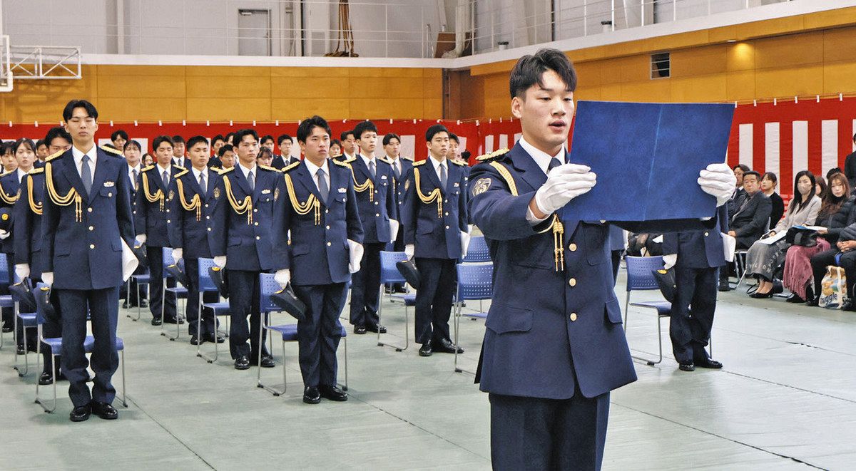 柔軟に対応できる警察官に」 県警察学校 初任科長期課程の卒業式：日刊
