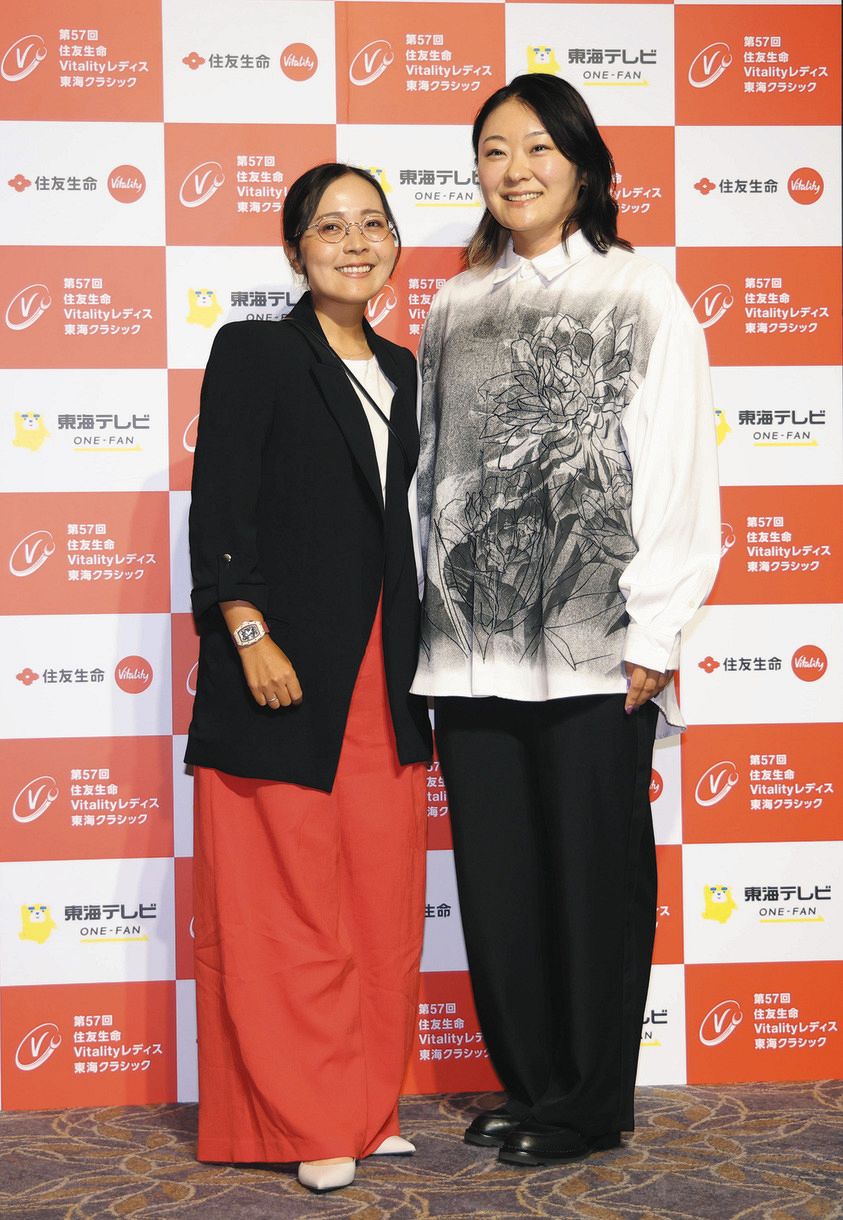 ドレスアップし笑顔を見せる青木瀬令奈（左）、藤田さいき