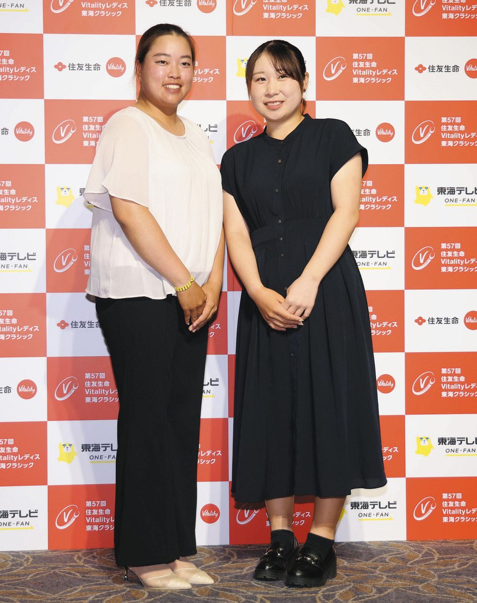 ドレスアップし笑顔を見せる入谷響（左）、荒木優奈