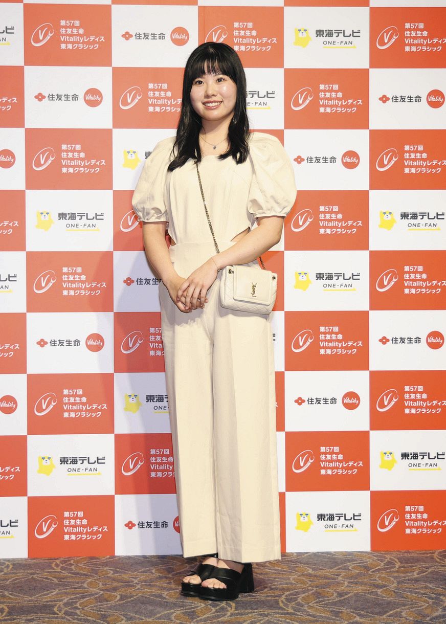 ドレスアップし笑顔を見せる尾関彩美悠