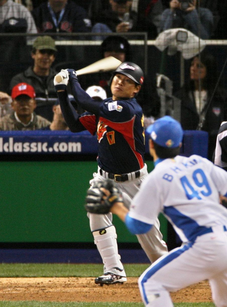 写真】2006年の準決勝・韓国戦、代打で決勝の2ランを放つ福留孝介さん