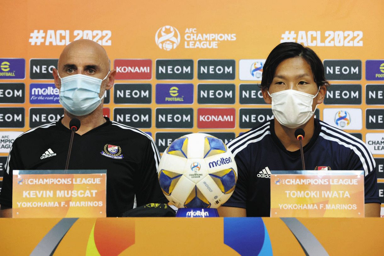 公式会見に出席した横浜Ｍのマスカット監督（左）と岩田（©Y.F.M）