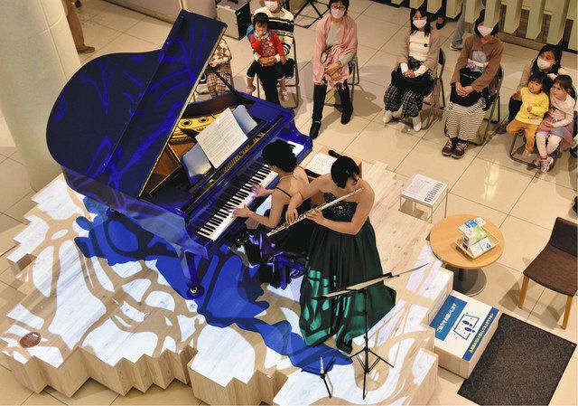 ストリートピアノ 光と共演 えきまちテラス長浜で演奏会 中日新聞web