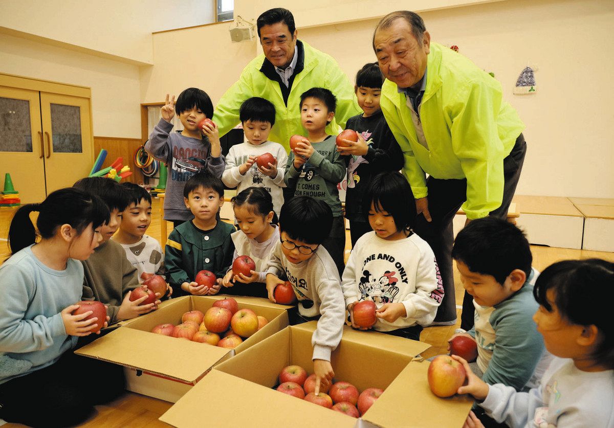 園児 七尾の被災地の園児らにリンゴ贈呈 須坂の冨澤さん：中日新聞Web