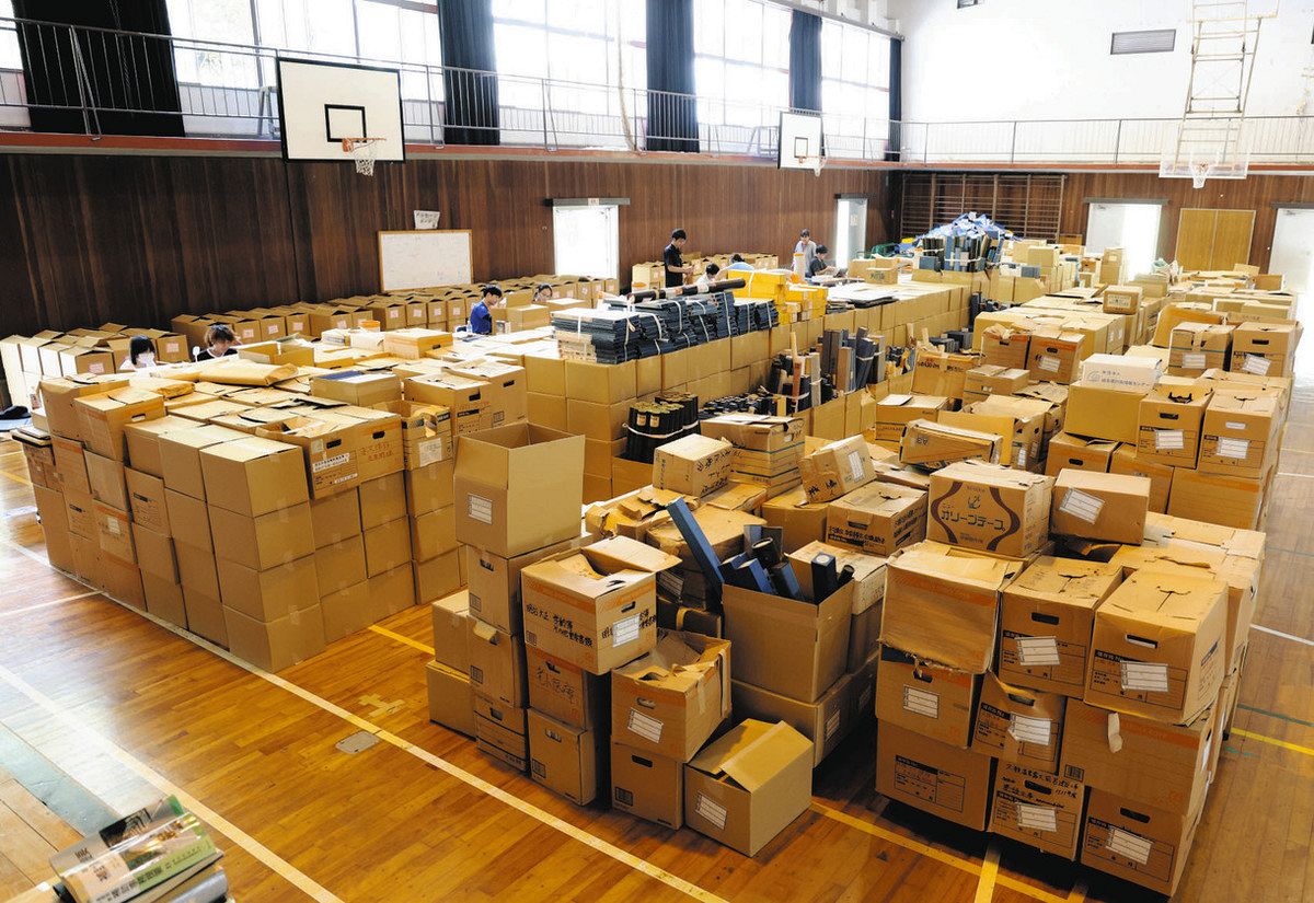 村が無くなり20年、貴重な公文書を後世に 揖斐川町と大学生が廃校で