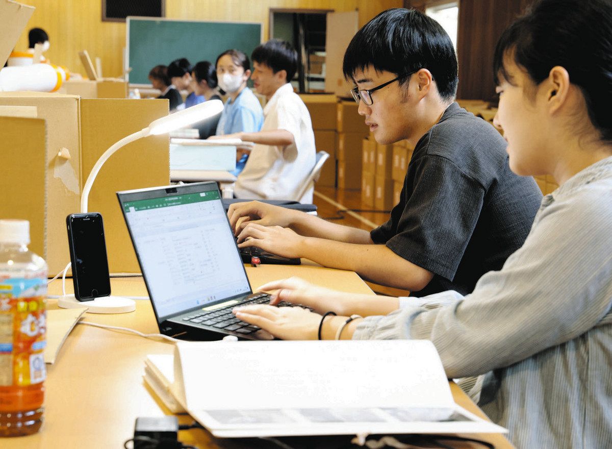 村が無くなり20年、貴重な公文書を後世に 揖斐川町と大学生が廃校で