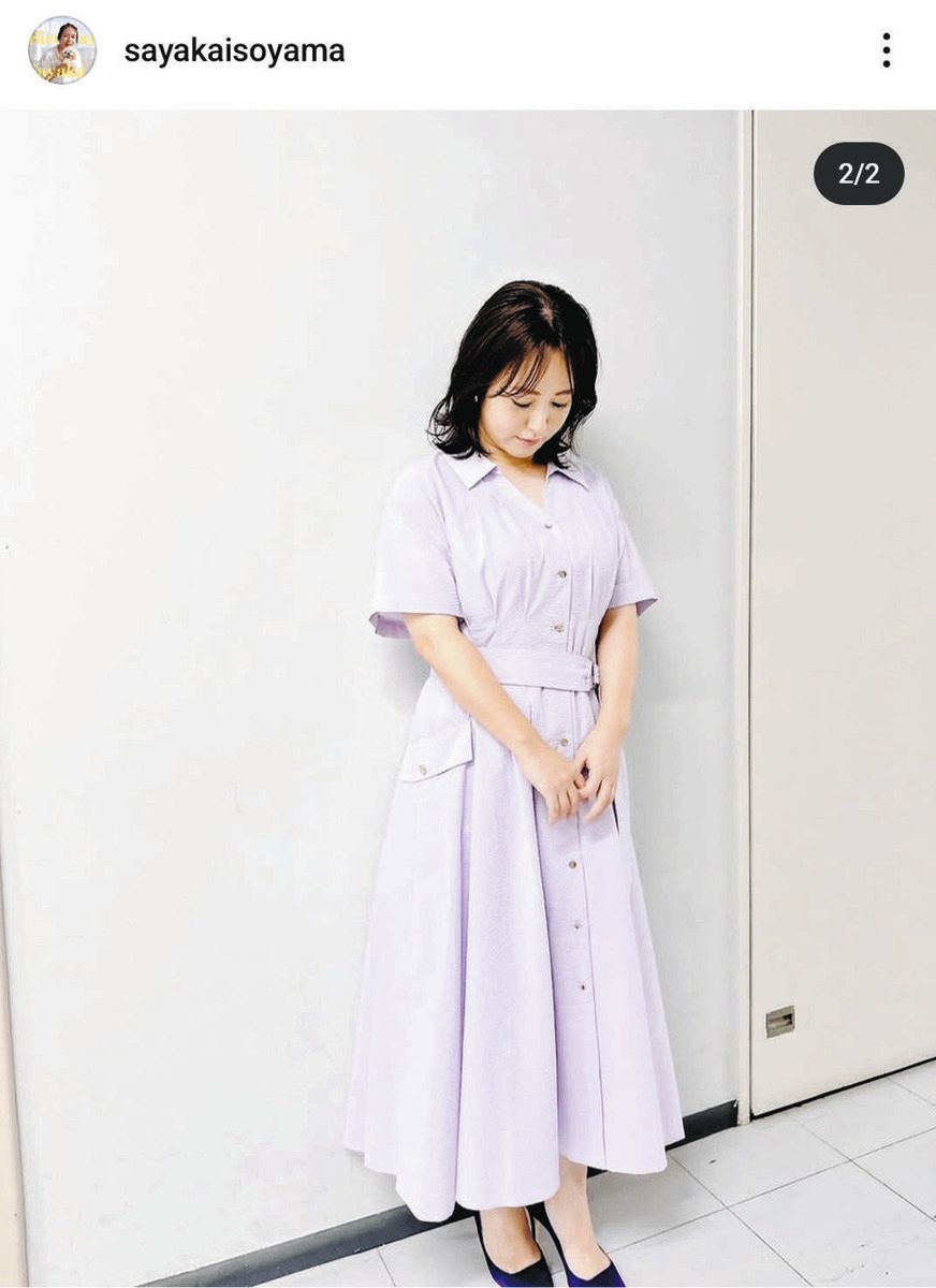 ◇磯山さやか、ワンピコーデでうつむく【写真】：中日スポーツ・東京中