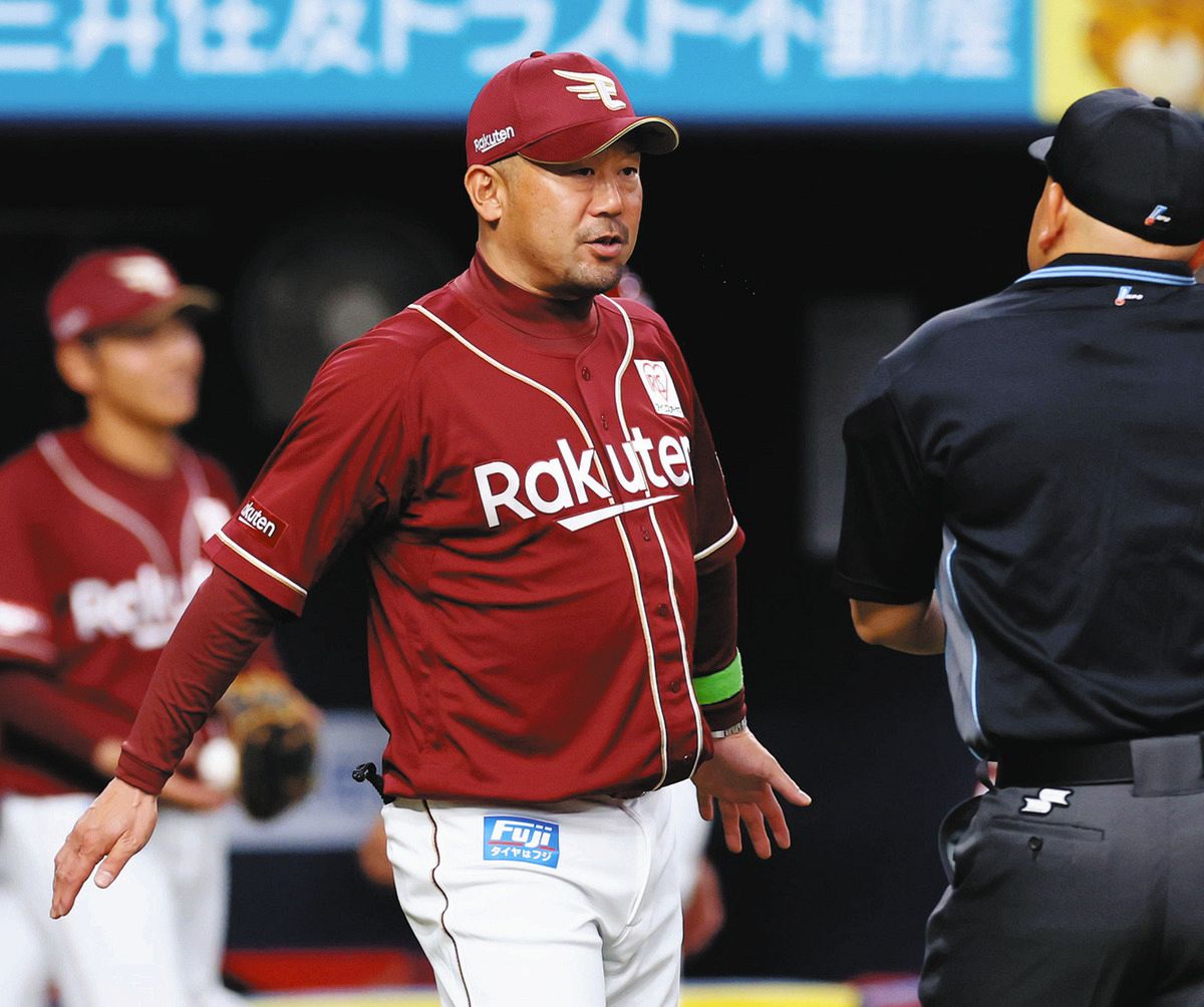 ７回、選手交代を告げる楽天・三木監督