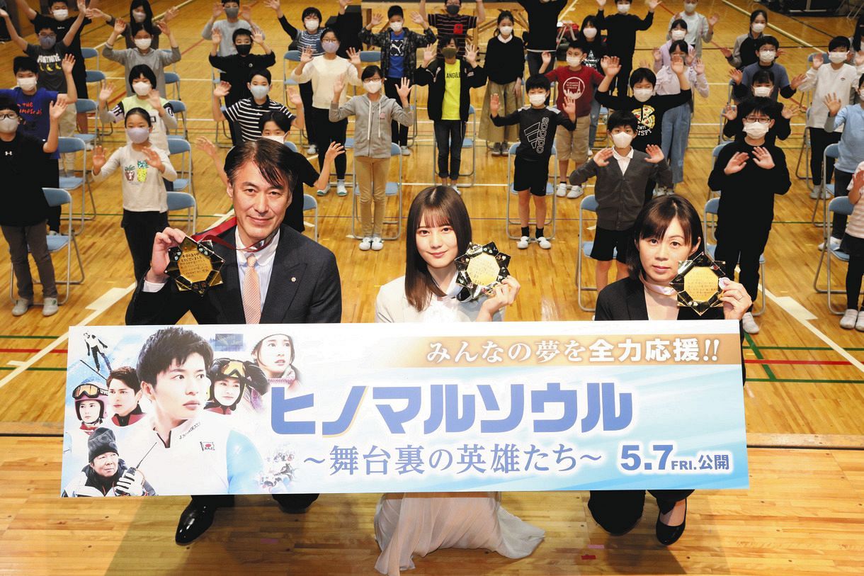 イベントに登場した（左から）西方仁也さん、小坂菜緒、吉泉賀子さん