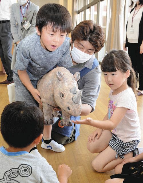 見て触れて園児歓声 野生動物の彫刻、鈴鹿幼保２０園を巡回：中日新聞Web