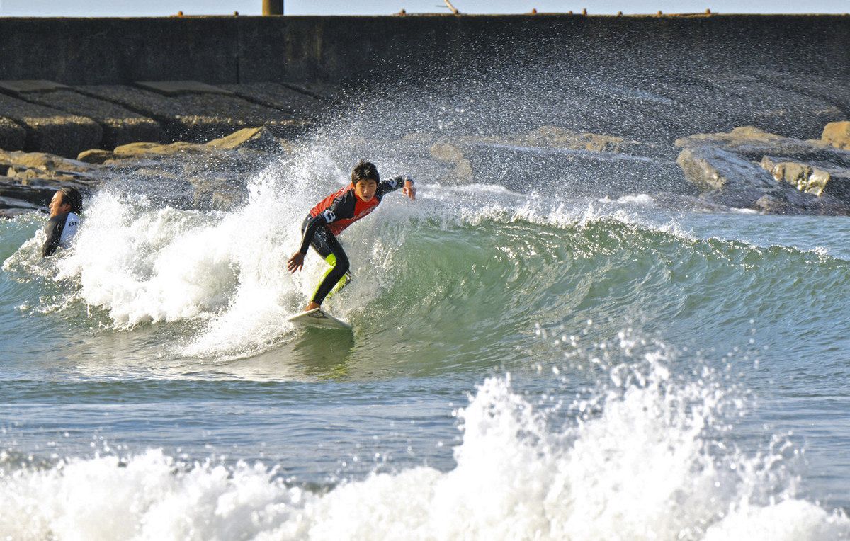 三国でサーフィン大会 全国の波乗り 日本海に挑む：日刊県民福井Web
