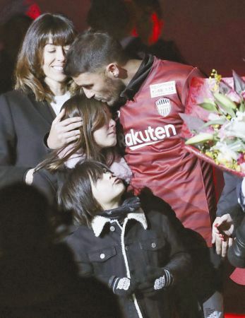 試合後の引退式典で家族と抱擁する神戸・ビジャ。この日はＰＫでゴールを挙げた＝ノエスタで