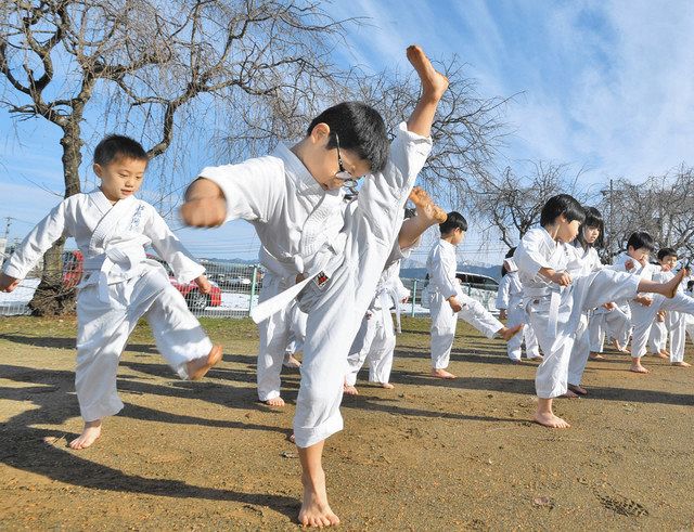 寒さを蹴飛ばせ 空手の寒稽古 福井の大和田保育園 中日新聞web