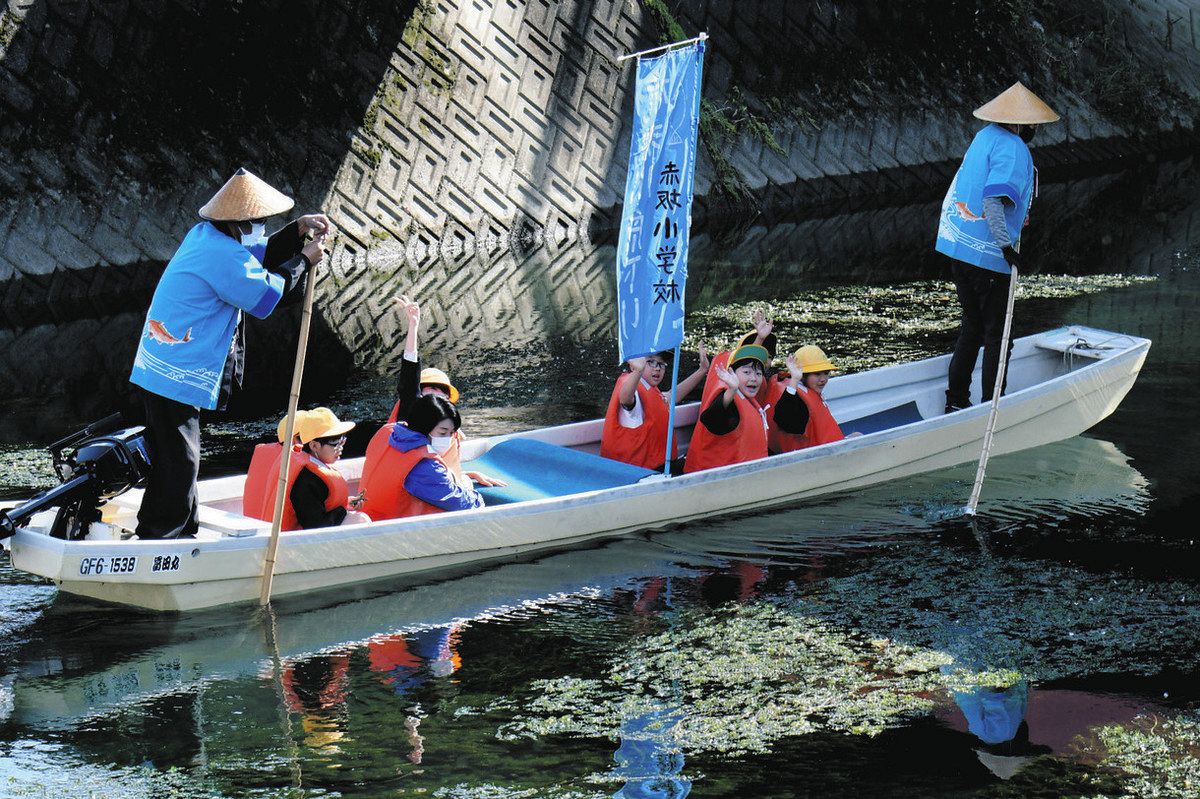 小舟下りで杭瀬川の環境学ぶ 大垣・赤坂小児童、笹舟作りも体験：中日新聞Web
