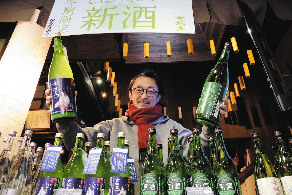 搾りたて新酒をPRする渡会社長＝恵那市岩村町の岩村醸造で
