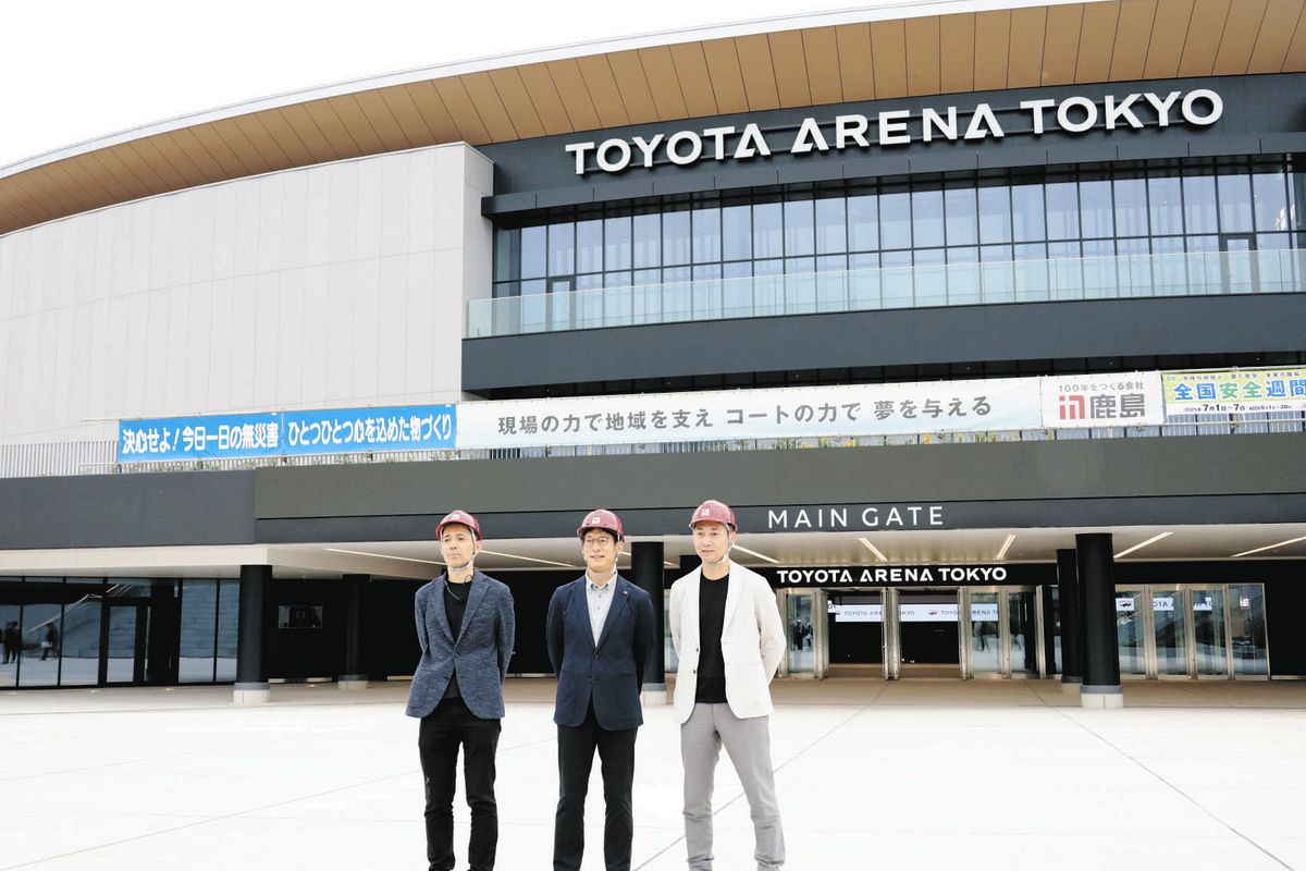 トヨタアリーナ東京を視察したＢリーグの島田慎二チェアマン（右）、Ａ東京の林邦彦社長（中）、アリーナプランニング部の林洋輔部長