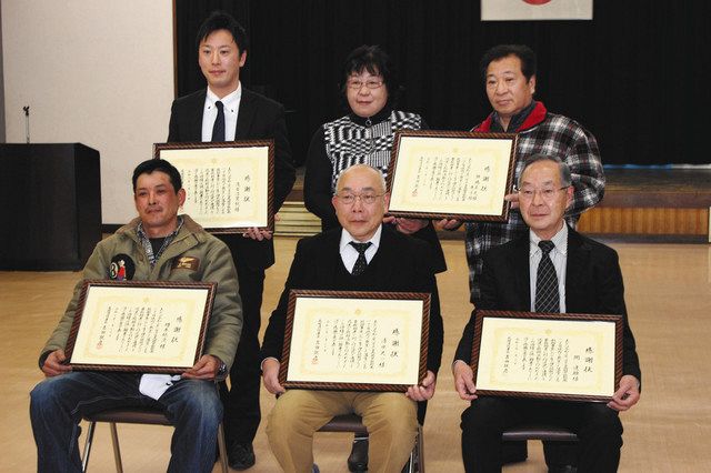 落雪で生き埋め 女児救う 高岡消防署 男女7人に感謝状 北陸中日新聞web