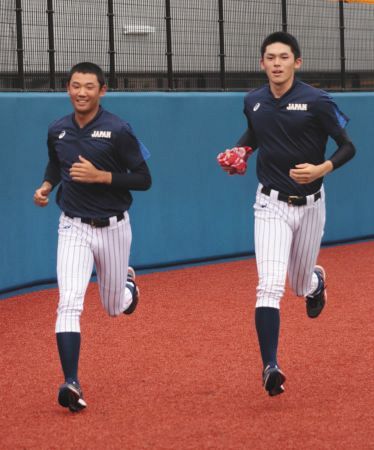 ランニングで汗を流したＵ－18日本代表の佐々木朗希投手（大船渡、右）と奥川恭伸投手（星稜）
