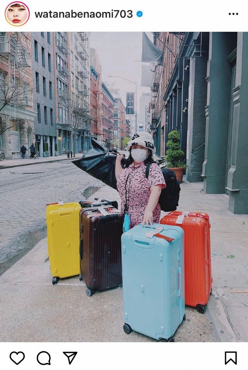 写真】渡辺直美カラフルなスーツケースを持ってNY到着：中日スポーツ 