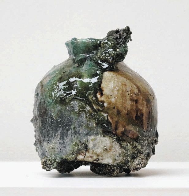 作品が滋賀に残り幸せ」 女性陶芸家草分け神山さん、県美に18点寄贈