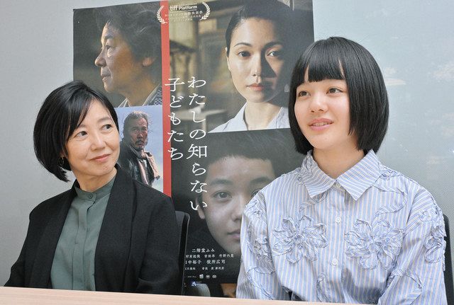 映画「わたしの知らない子どもたち」について語る主演の小八重葵美（右）と西川美和監督
