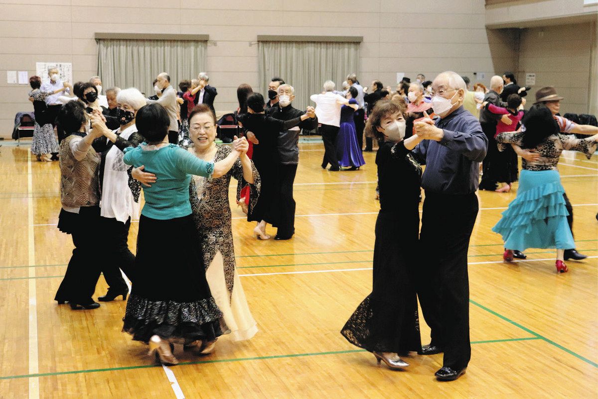 社交ダンス愛好家ら軽やかにステップ 彦根、被災地へ募金も設置：中日