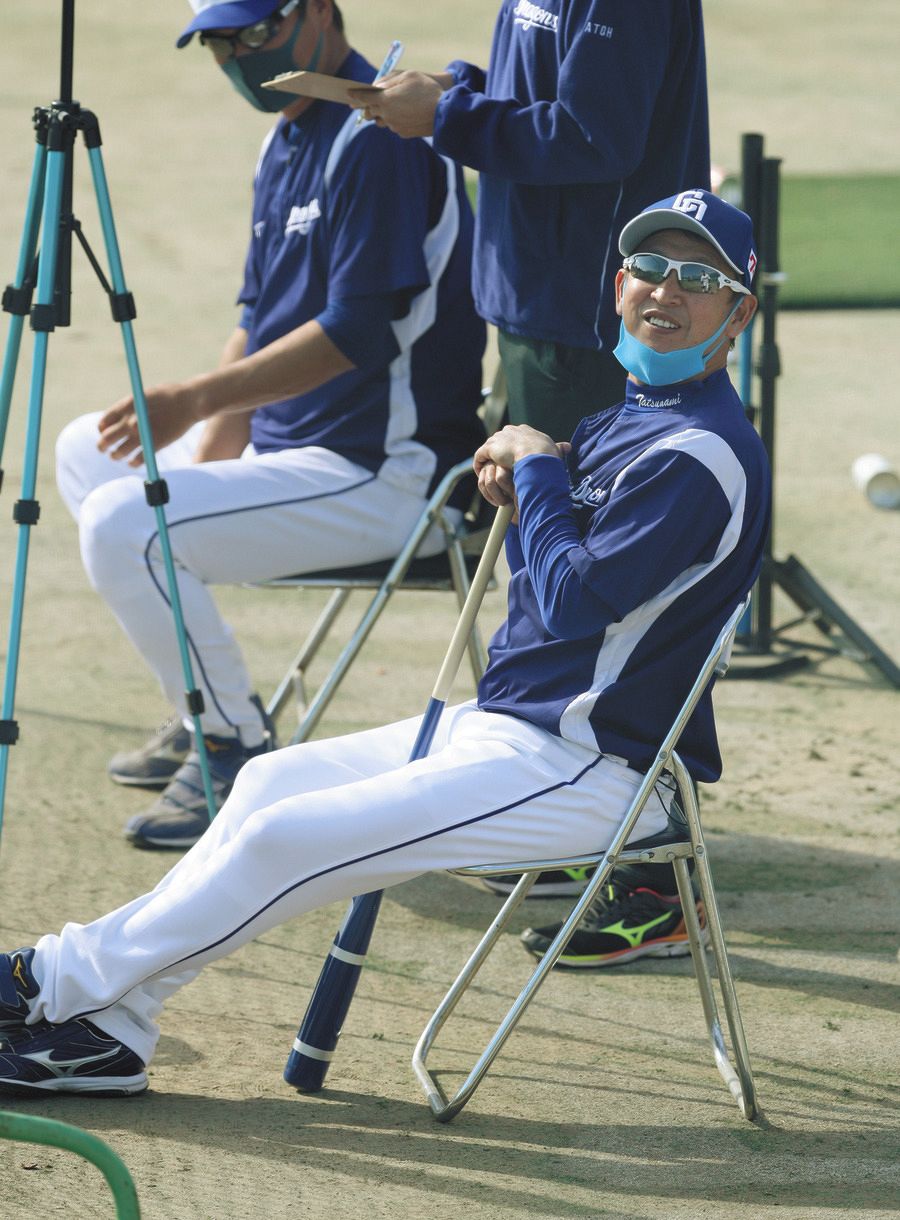 シート打撃で京田が三塁打を放ち、笑顔を見せる立浪監督（手前）