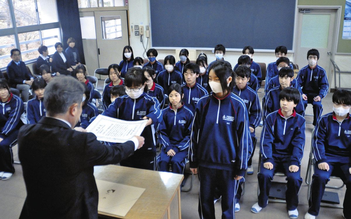 表彰状を受ける生徒たち＝中津川市神坂中で

