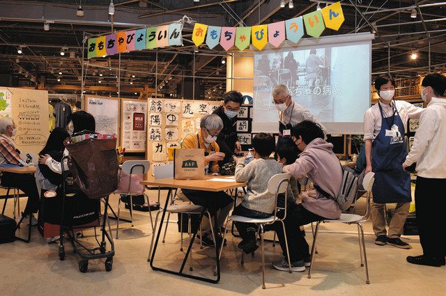 店舗内の交流スペースに月１回開院する「おもちゃの病院」＝春日井市六軒屋町の無印良品イーアス春日井店で 