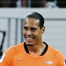 オランダ代表DFファンダイク、ウィンブルドンに白スーツ姿で降臨！195