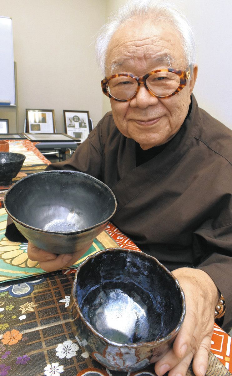 宝石の釉薬 きらめく茶碗 陶芸家長春さん 射水で展示：北陸中日
