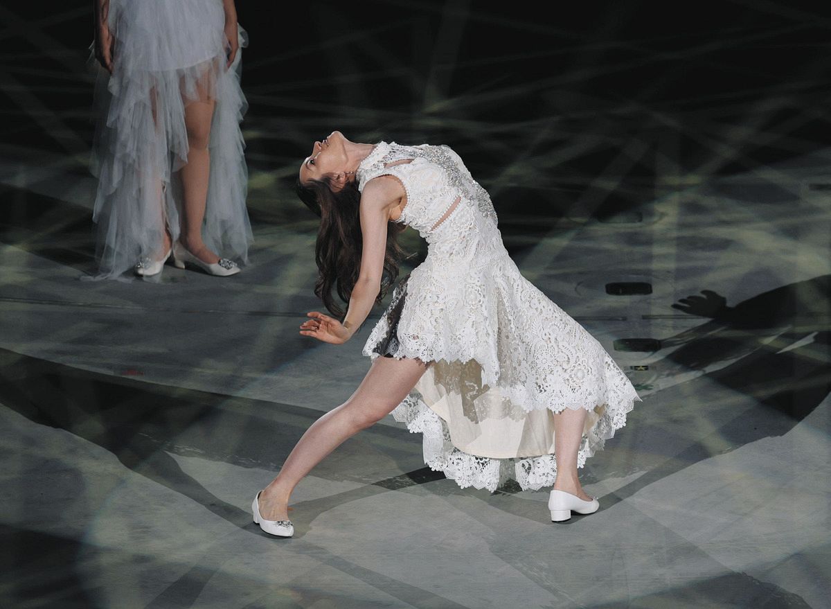 ＩＧアリーナの開業式典で、コンテンポラリーダンスを披露する荒川静香