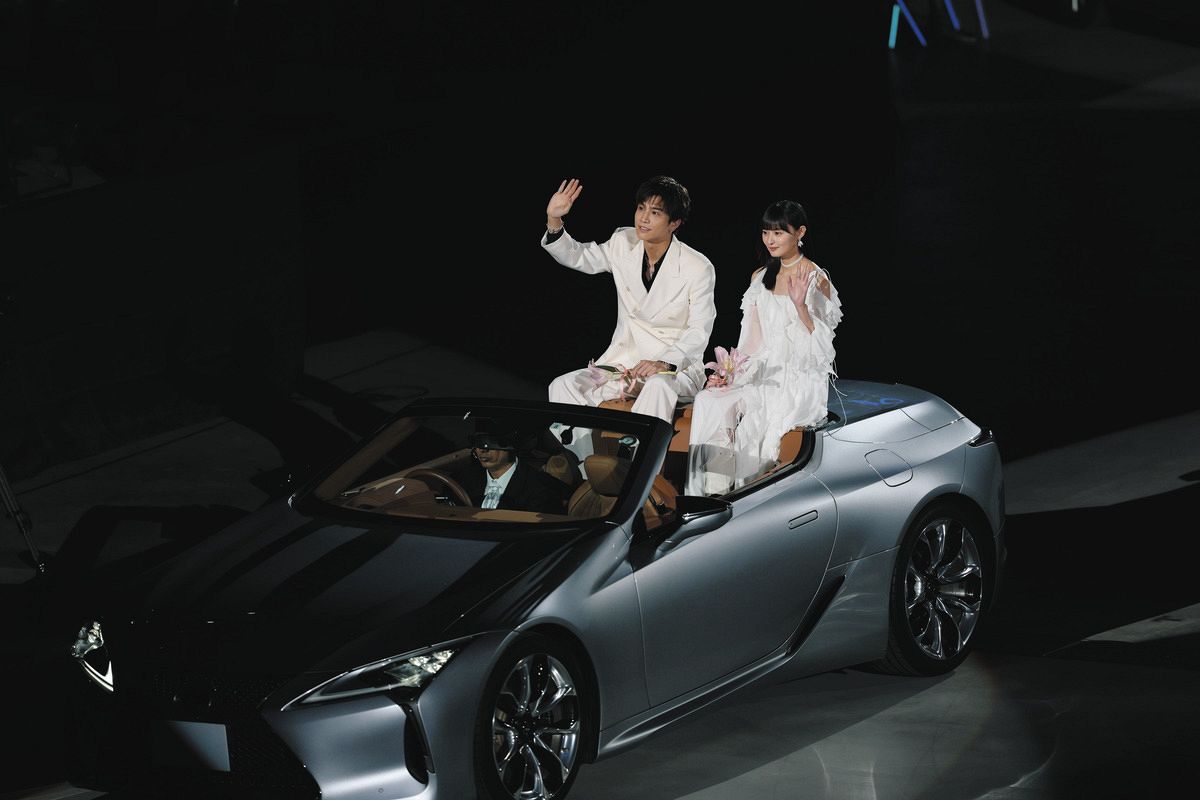 ＩＧアリーナの開業式典で、オープンカーで登場する岩田剛典と遠藤さくら