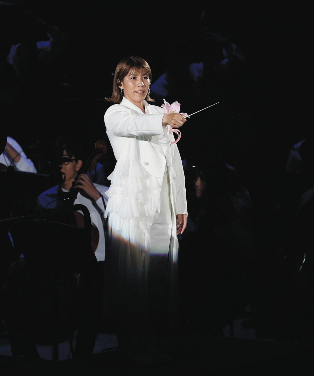 ＩＧアリーナの開業式典で、オーケストラ演奏の指揮を務める吉田沙保里