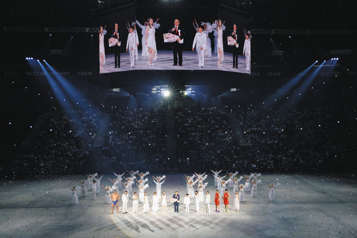 ＩＧアリーナの開業式典で、パフォーマンスするゲストら