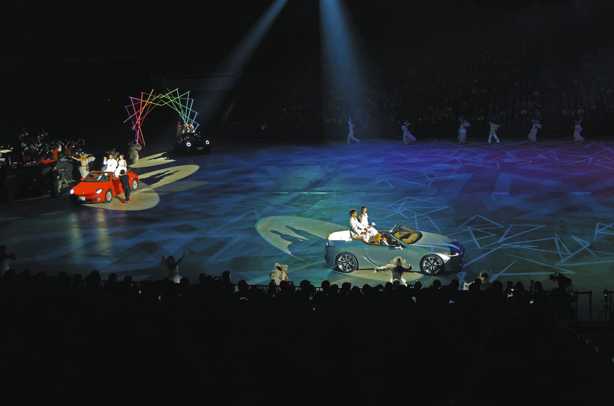 ＩＧアリーナの開業式典で、オープンカーで登場する岩田剛典と遠藤さくら